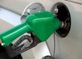 Bencinas bajarán al menos 20 pesos desde este jueves