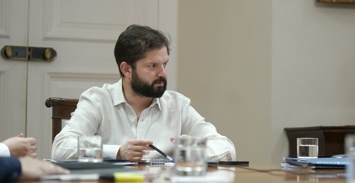 Cadem: Aprobación de Presidente Boric aumenta dos puntos hasta el 32%