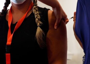 Hospital Gustavo Fricke llama a reforzar inoculación con vacuna bivalente