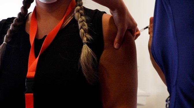 Hospital Gustavo Fricke llama a reforzar inoculación con vacuna bivalente