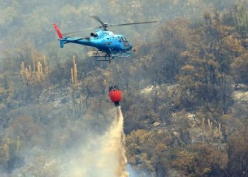 Denuncian ataques a balazos a helicópteros que combaten incendios