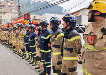 1.023 bomberos combaten mega incendio en el sur del país