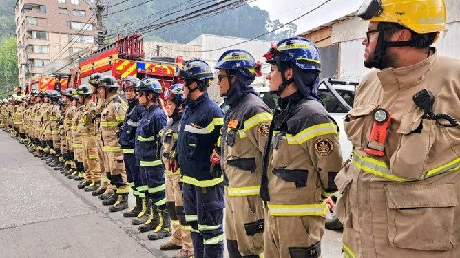 1.023 bomberos combaten mega incendio en el sur del país