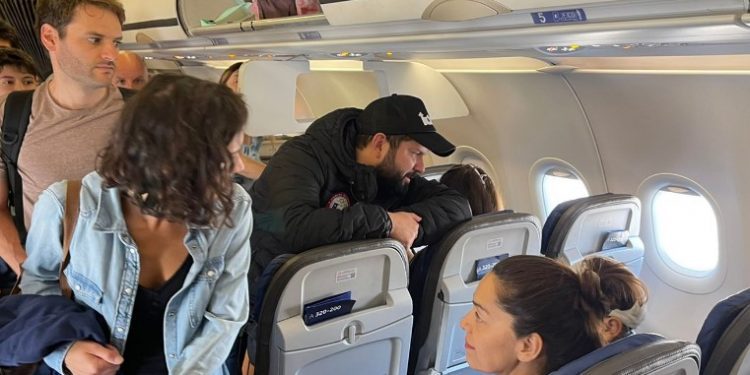 Presidente Boric deja de lado sus vacaciones para visitar regiones afectadas por incendios