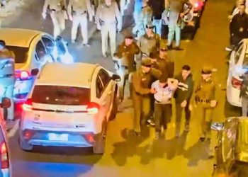 Detienen a dos delincuentes a metros de la Quinta Vergara por robar un auto