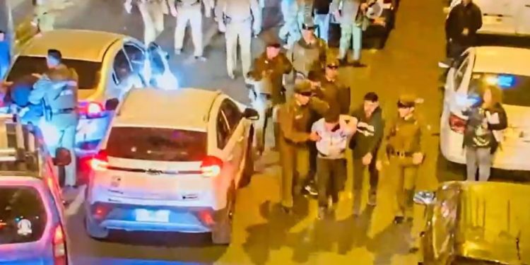 Detienen a dos delincuentes a metros de la Quinta Vergara por robar un auto