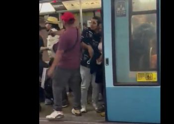 [Video] Hombre amenaza con arma de fuego a pasajeros del Metro de Santiago