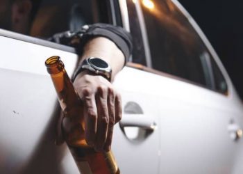 Insólito: Hombre que conducía ebrio es dejado libre por huir de su esposa