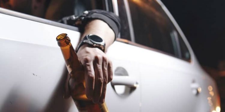 Insólito: Hombre que conducía ebrio es dejado libre por huir de su esposa