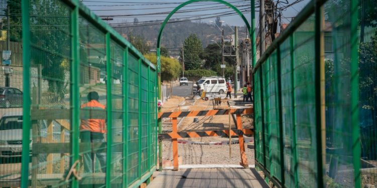 Obras de mejoramiento de pasarela peatonal “El Retiro” en Quilpué registra avances