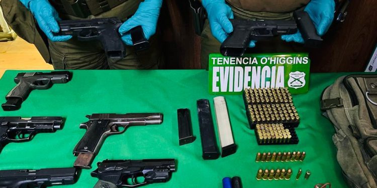 Valparaíso: Detienen a extranjero irregular que portaba múltiples armas de fuego
