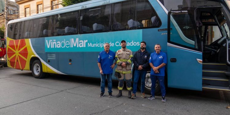 Municipalidad de Viña del Mar dispone de bus para traslado de Bomberos al sur