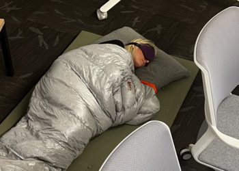 Elon Musk despide a empleada que se viralizó por dormir en la oficina