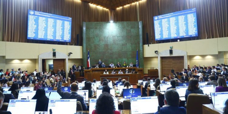 Diputados aprueban moción que crea pensión para hijos de víctimas de femicidio
