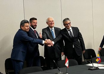Ministro Marcel firma línea de crédito por USD 1.000 millones para pymes