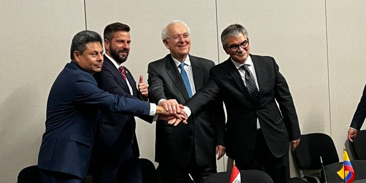 Ministro Marcel firma línea de crédito por USD 1.000 millones para pymes
