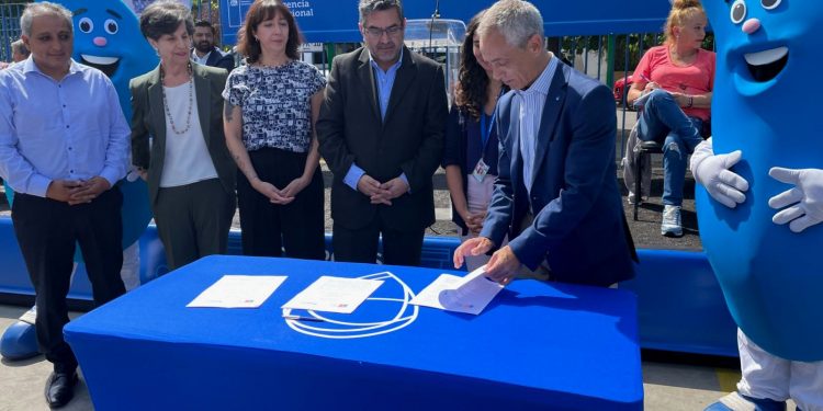 Esval, Minvu y Serviu firman convenio que beneficiará a 31.000 familias