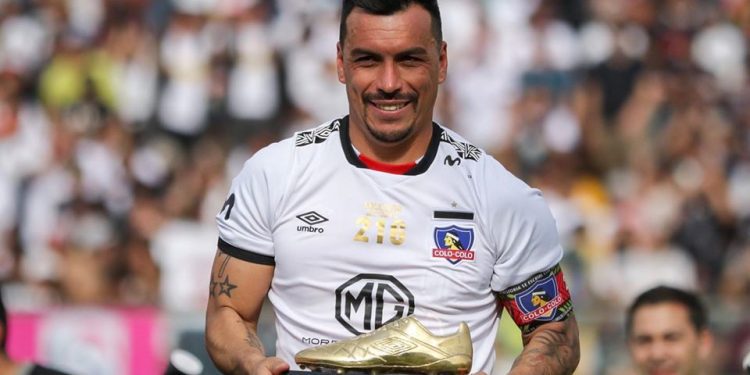 Músicos y reconocidos ex futbolistas acompañarán a Paredes en su despedida