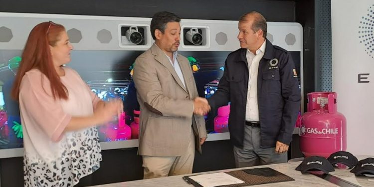 ENAP celebra el primer contrato con distribuidor minorista para venta regular de Gas
