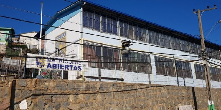 Más de 10 colegios suspenden sus clases por narco funeral en Valparaíso