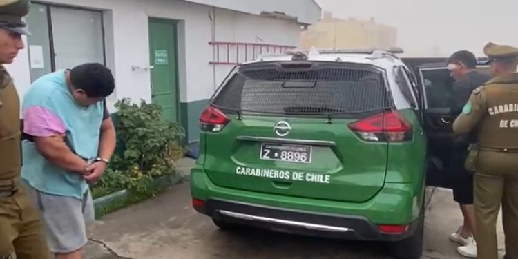 Viña del Mar: Delincuentes chocan mientras intentaban escapar en camioneta robada