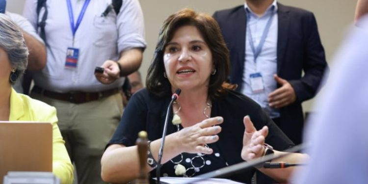 Ministra Uriarte apunta a Pamela Jiles por rechazo de reforma tributaria