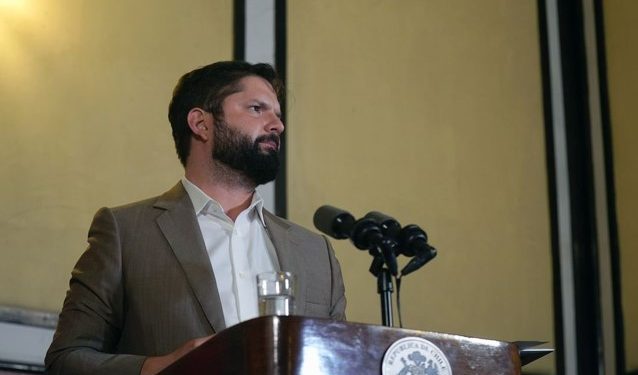 Presidente Boric golpea la mesa y cambia a 15 de 39 subsecretarios