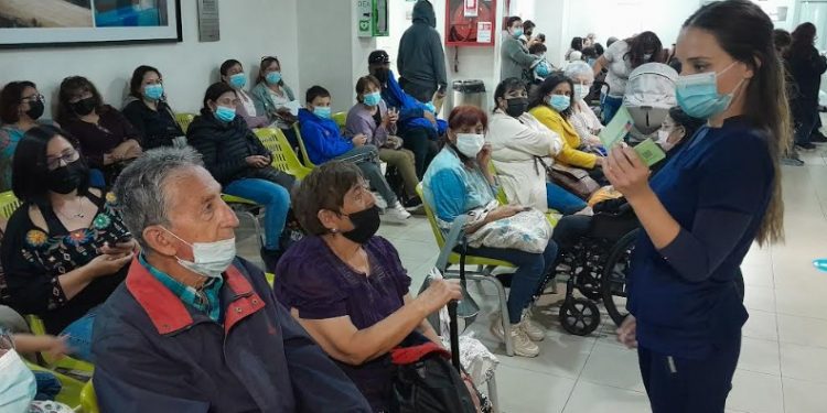 Hospital Gustavo Fricke refuerza vacunación con bivalente contra el covid