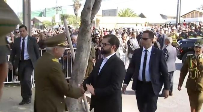 Presidente Boric fue recibido con abucheos y gritos en su contra en responso de Carabinera