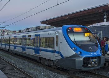 Mujer resulta con el brazo fracturado después de intentar eludir pasaje del Metro