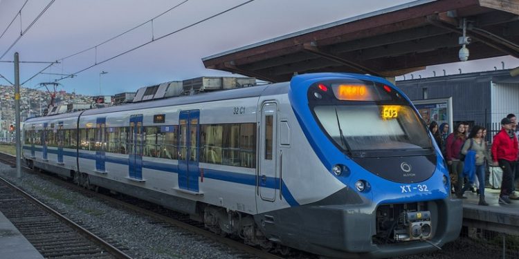 Mujer resulta con el brazo fracturado después de intentar eludir pasaje del Metro