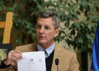 De la Carrera reclama a diputado De Rementería por llevar a sus hijos a la Cámara