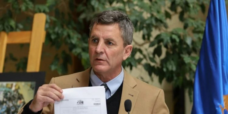 De la Carrera reclama a diputado De Rementería por llevar a sus hijos a la Cámara