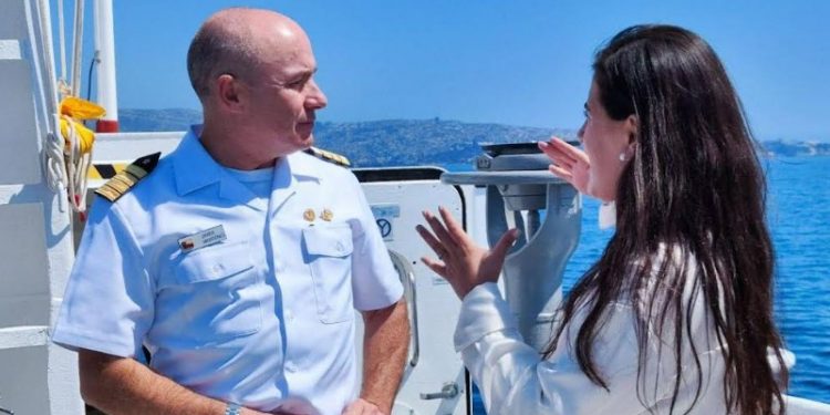 Viña del Mar: Activan plan de monitoreo por derrame de hollín en la bahía