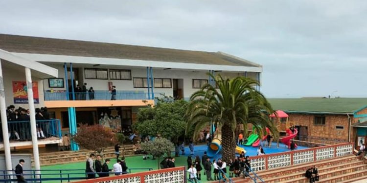 Estudiantes y profesores de colegio de Quintero presentan síntomas por intoxicación