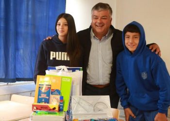 Limache: Entregan textos y útiles a 4.000 escolares