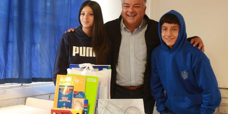 Limache: Entregan textos y útiles a 4.000 escolares