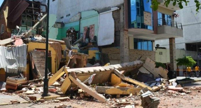 Sismo de magnitud 6.5 deja 15 muertos en Ecuador