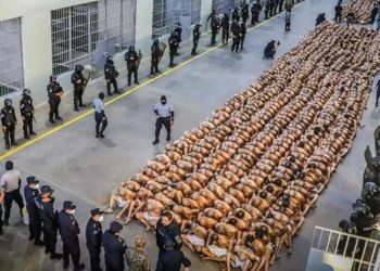 Presidente de Colombia califica de «campo de concentración» a mega cárcel de Bukele