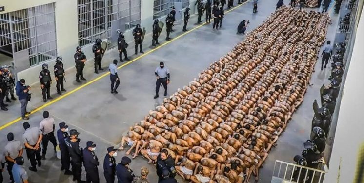 Presidente de Colombia califica de «campo de concentración» a mega cárcel de Bukele