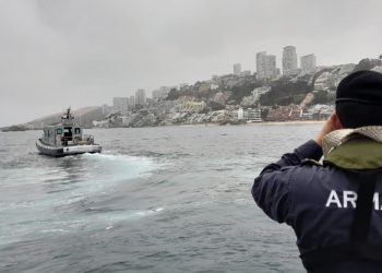 Armada sigue buscando a joven que se perdió en el mar en Reñaca