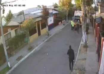 Asaltante de aeropuerto pidió ayuda en una casa con metralleta en mano