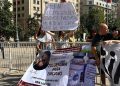 Mujer se encadena frente a La Moneda: Su hijo necesita millonario medicamento