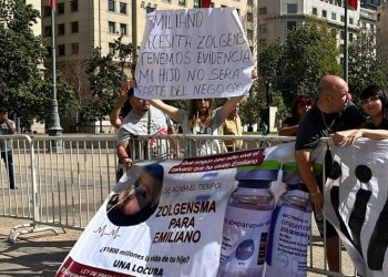 Mujer se encadena frente a La Moneda: Su hijo necesita millonario medicamento