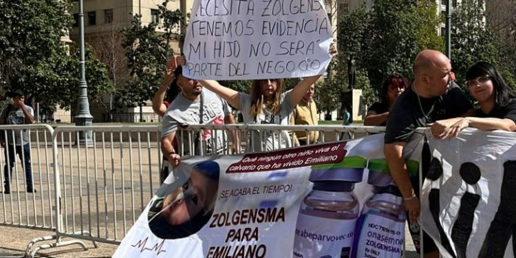 Mujer se encadena frente a La Moneda: Su hijo necesita millonario medicamento