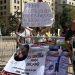 Mujer se encadena frente a La Moneda: Su hijo necesita millonario medicamento