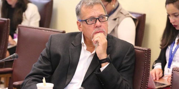 Senador Lagos Weber propone radicar a familias afectadas por incendios en Parque KanKan
