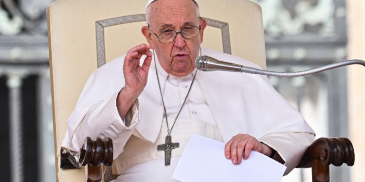 Papa Francisco se encuentra hospitalizado en Italia