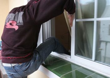 Delincuentes escalaron al tercer piso de un edificio para robar a familia