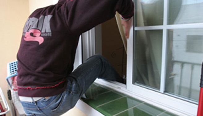 Delincuentes escalaron al tercer piso de un edificio para robar a familia